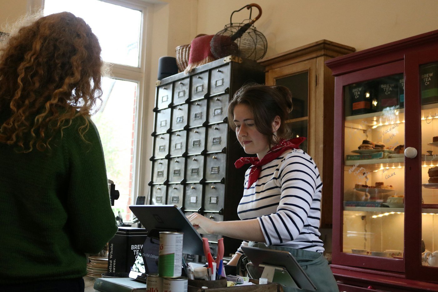Commerçant servant un client au comptoir